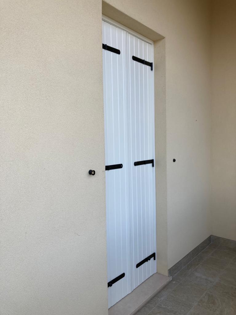 Scuro in pvc alla padovana con telaio monoblocco L. 110 x H. 190 cm
