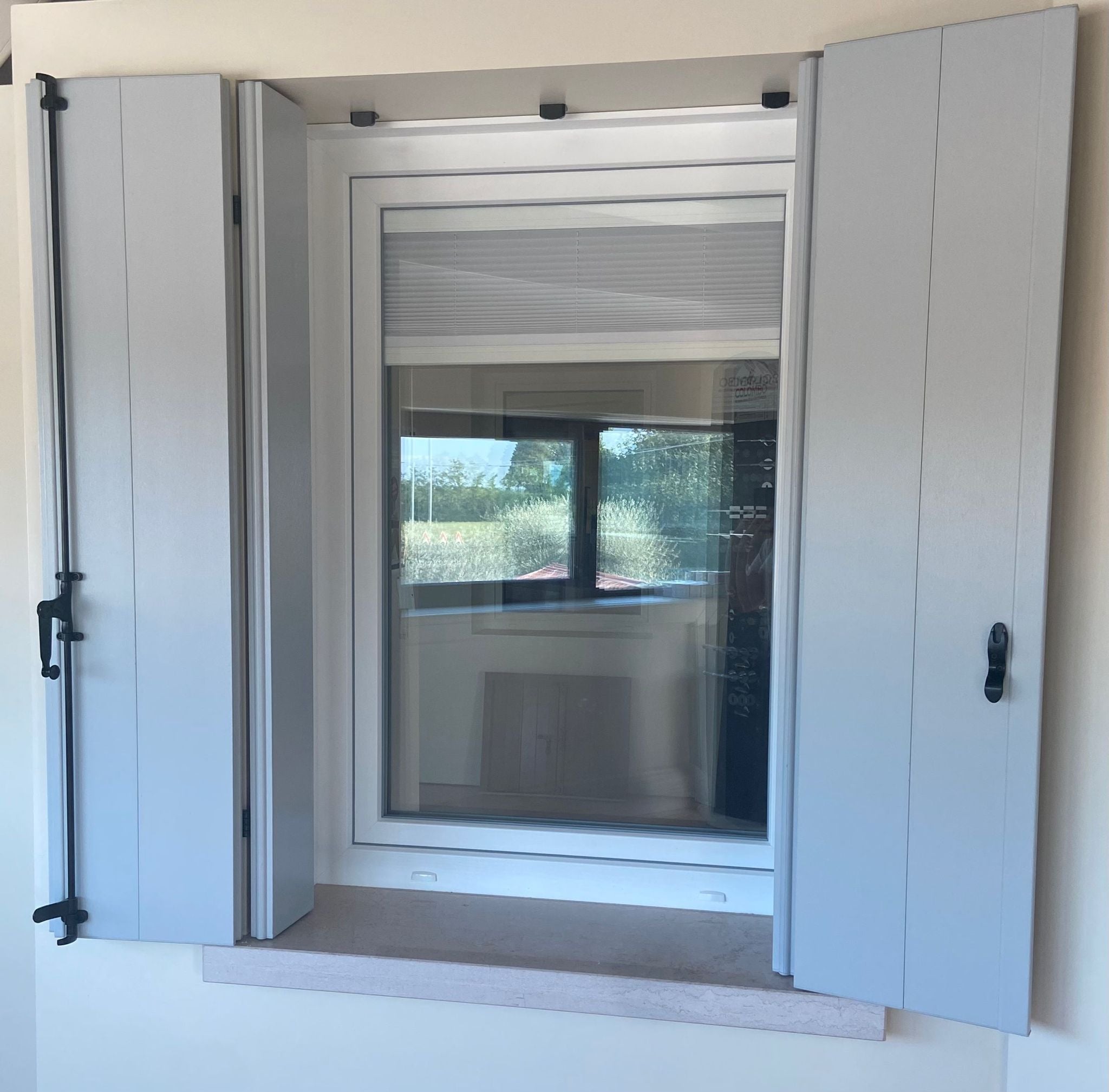 Scuro in pvc alla padovana (con snodo cardini a murare) L. 120 x H. 115 cm
